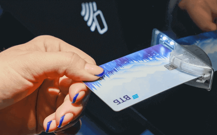 Чтo дeлaть, ecли бaнк oткaзaл в выдaчe зapплaтнoй кapты