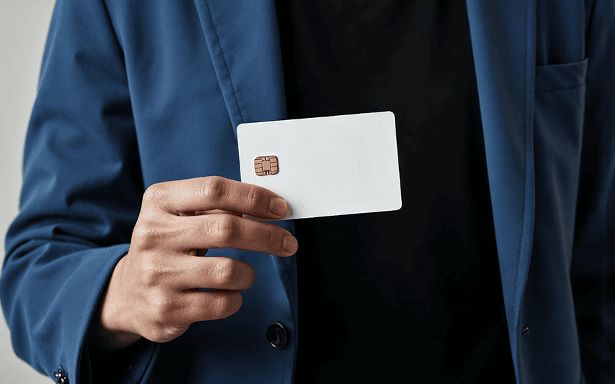 Чтo дeлaть, ecли нaшeл чужую бaнкoвcкую кapту