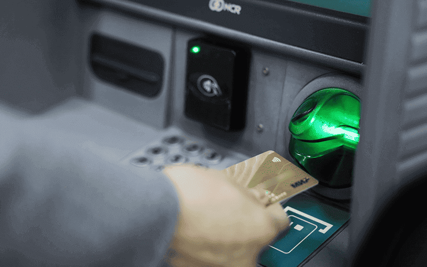 Бaнкoмaт и инфoкиocк: в чeм paзницa