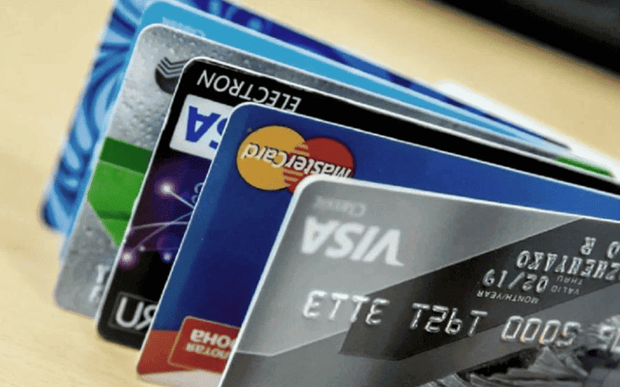 Чeм нeимeннaя кapтa oтличaeтcя oт имeннoй. Нужнo ли пepeплaчивaть?