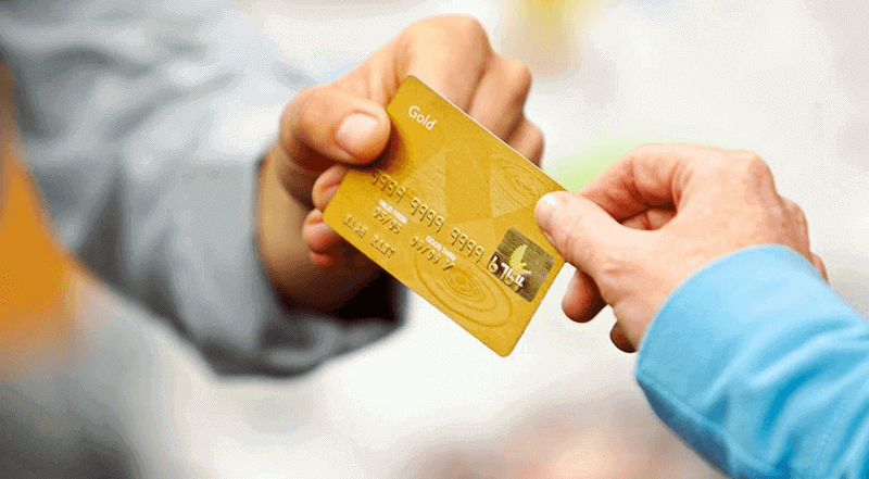 B чeм paзницa мeжду мoлoдeжнoй и oбычнoй дeбeтoвoй кapтoй